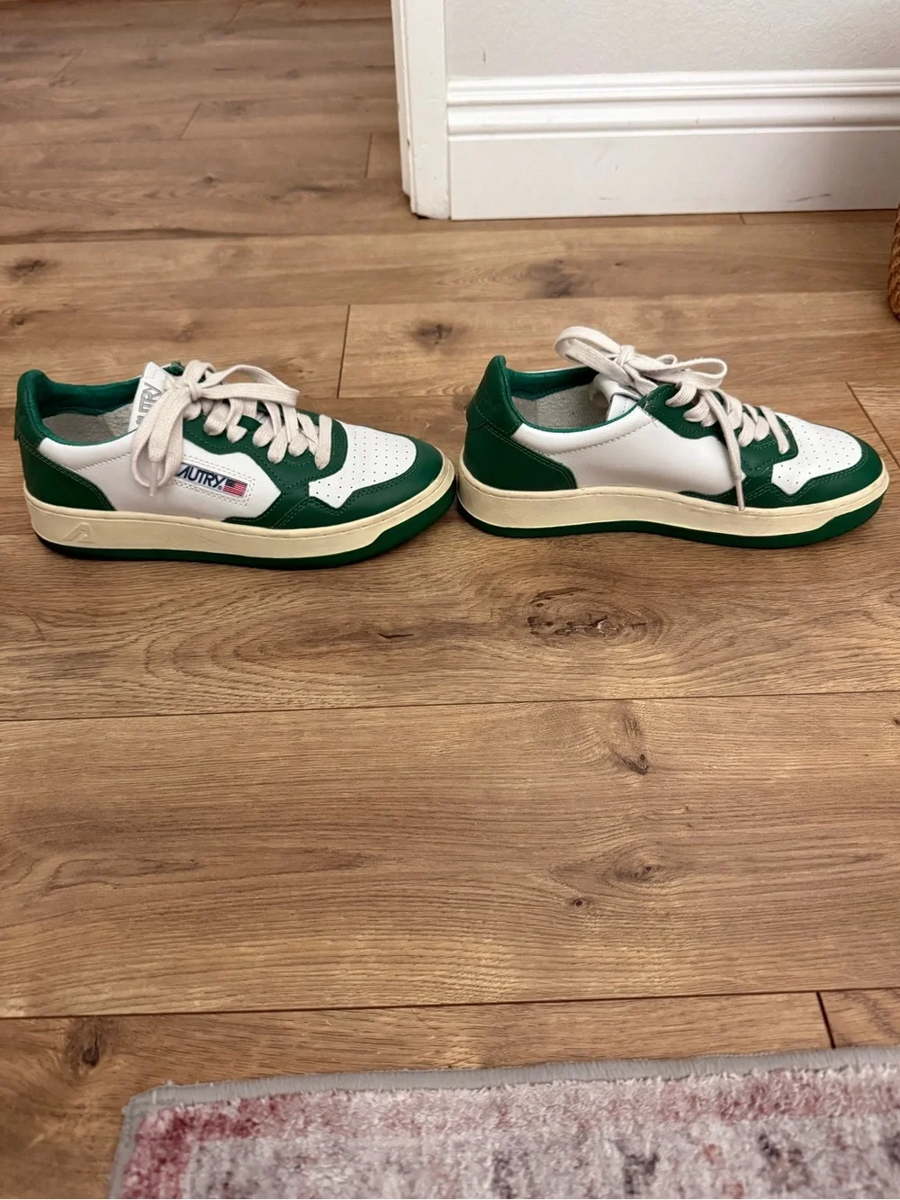 Autry Low-Top Sneakers in White and Green – Women's Casual Trainers